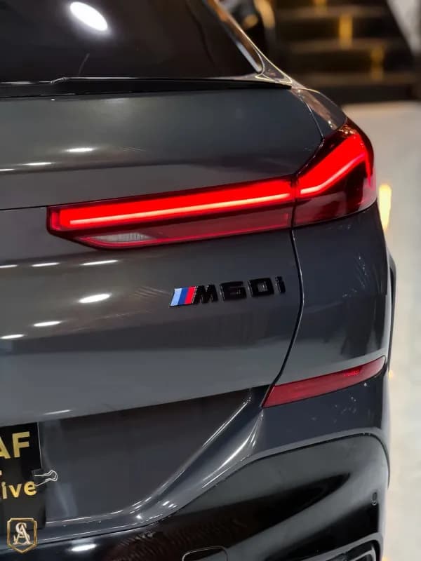 بي ام دبليو X6 2024 ام 60 اي اكس درايف رمادي قابض مزدوج — مستعملة