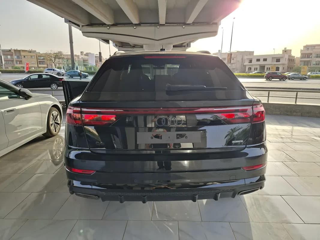 أودي كيو 8 2025 اس لاين بلس أسود أوتوماتيك — جديدة