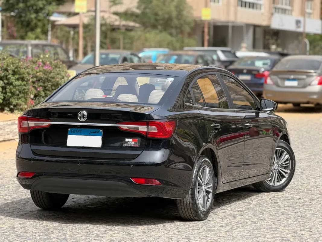 ام جي 5 2025 لاكشري أسود أوتوماتيك — مستعملة