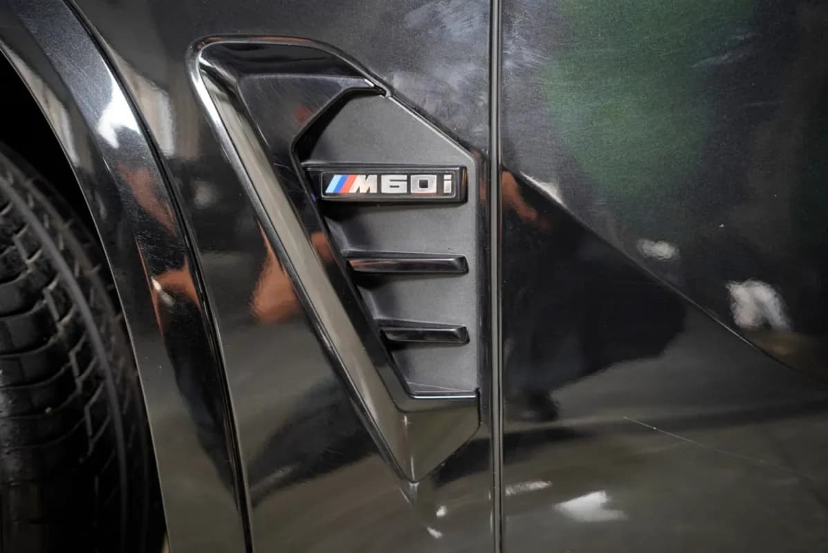 بي ام دبليو X5 2024 ام 60 اي أسود أوتوماتيك — مستعملة