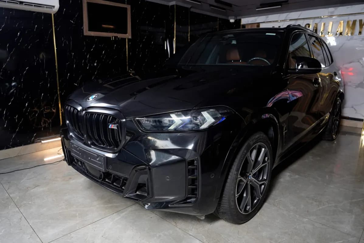 بي ام دبليو X5 2024 ام 60 اي أسود أوتوماتيك — مستعملة