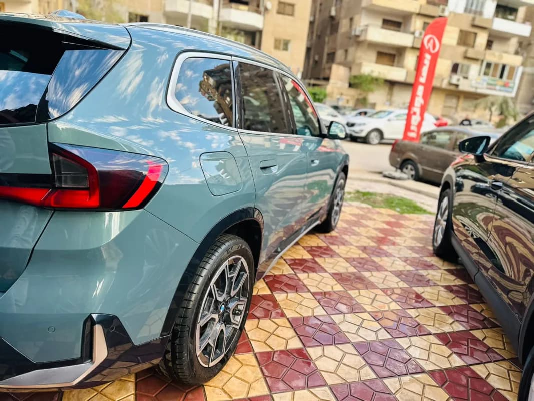 بي ام دبليو X1 2024 بريفورمنس ام رمادي إسمنتي أوتوماتيك — جديدة