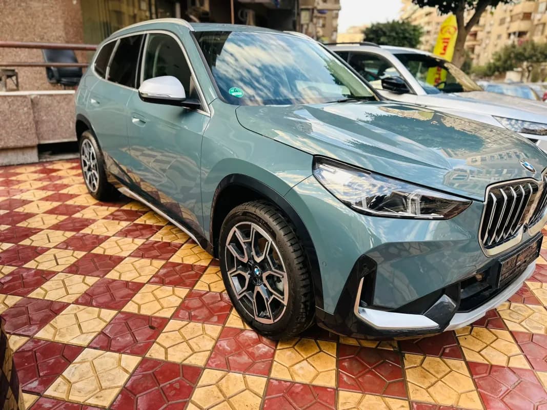 بي ام دبليو X1 2024 بريفورمنس ام رمادي إسمنتي أوتوماتيك — جديدة