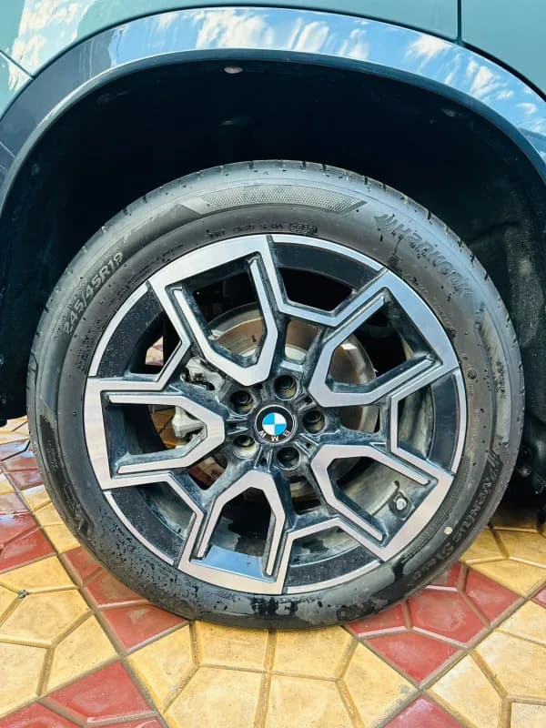 بي ام دبليو X1 2024 بريفورمنس ام رمادي إسمنتي أوتوماتيك — جديدة