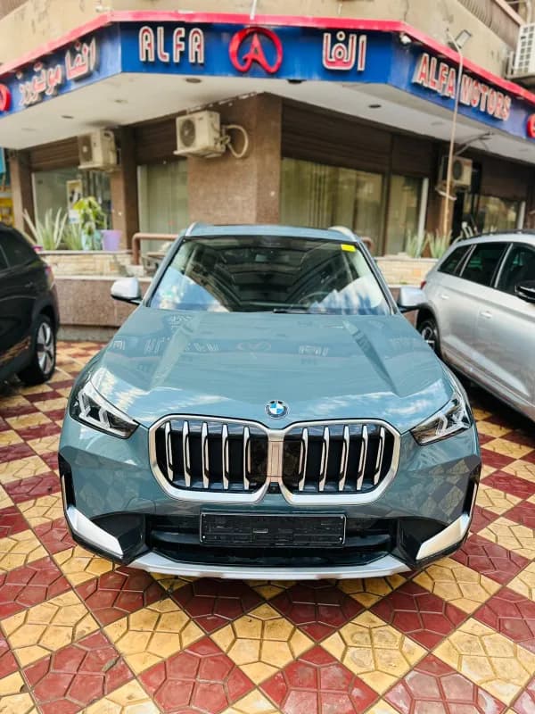 بي ام دبليو X1 2024 بريفورمنس ام رمادي إسمنتي أوتوماتيك — جديدة