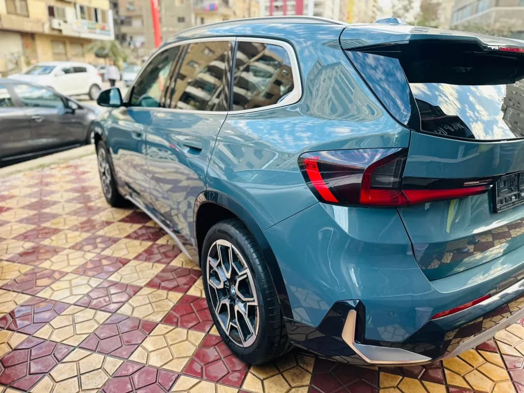 بي ام دبليو X1 2024 بريفورمنس ام رمادي إسمنتي أوتوماتيك — جديدة
