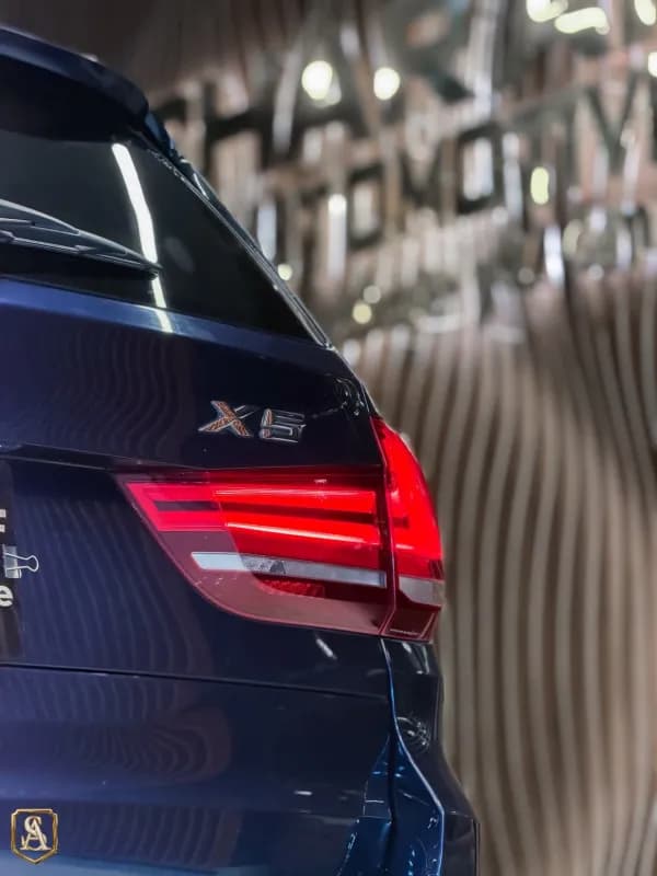 بي ام دبليو X5 2017 ام 50 اي أزرق غامق أوتوماتيك — مستعملة