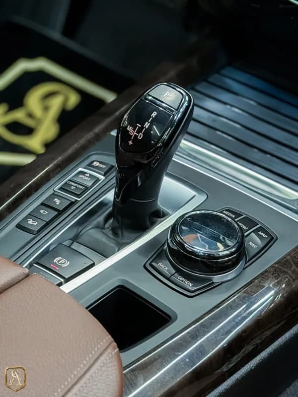 بي ام دبليو X5 2017 ام 50 اي أزرق غامق أوتوماتيك — مستعملة
