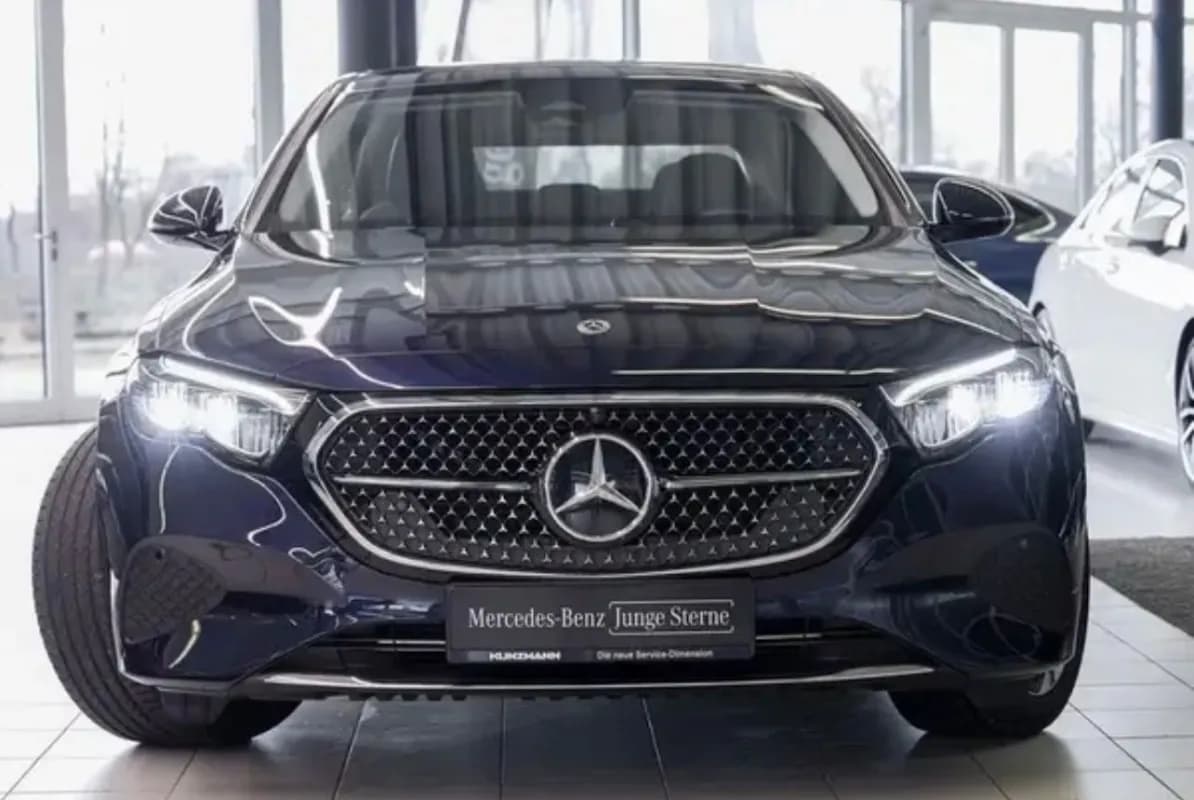 مرسيدس بنز E300 2024 فولي لوديد أزرق الداكن أوتوماتيك — مستعملة