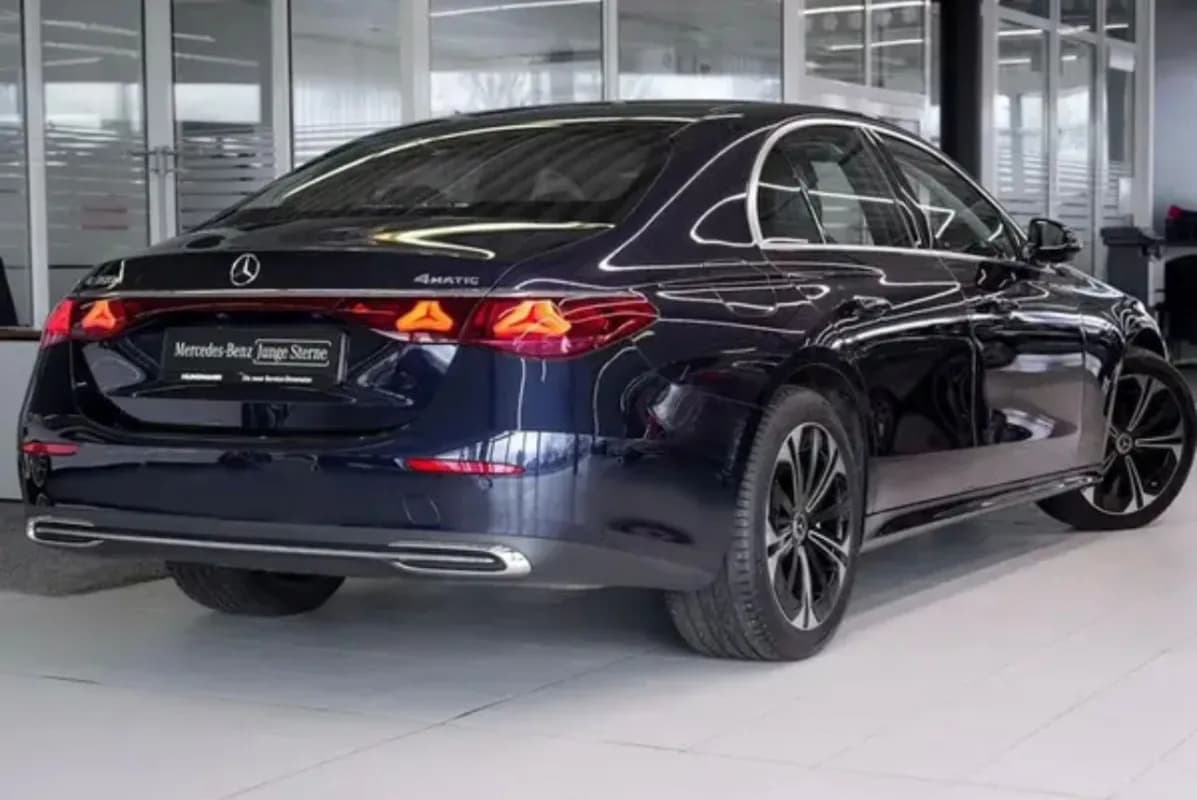 مرسيدس بنز E300 2024 فولي لوديد أزرق الداكن أوتوماتيك — مستعملة
