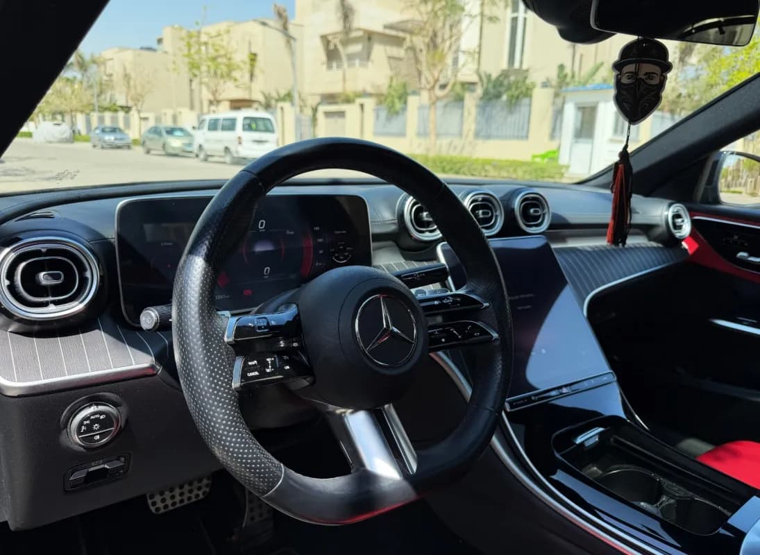 مرسيدس بنز C200 2023 ايه ام جي أسود أوتوماتيك — مستعملة