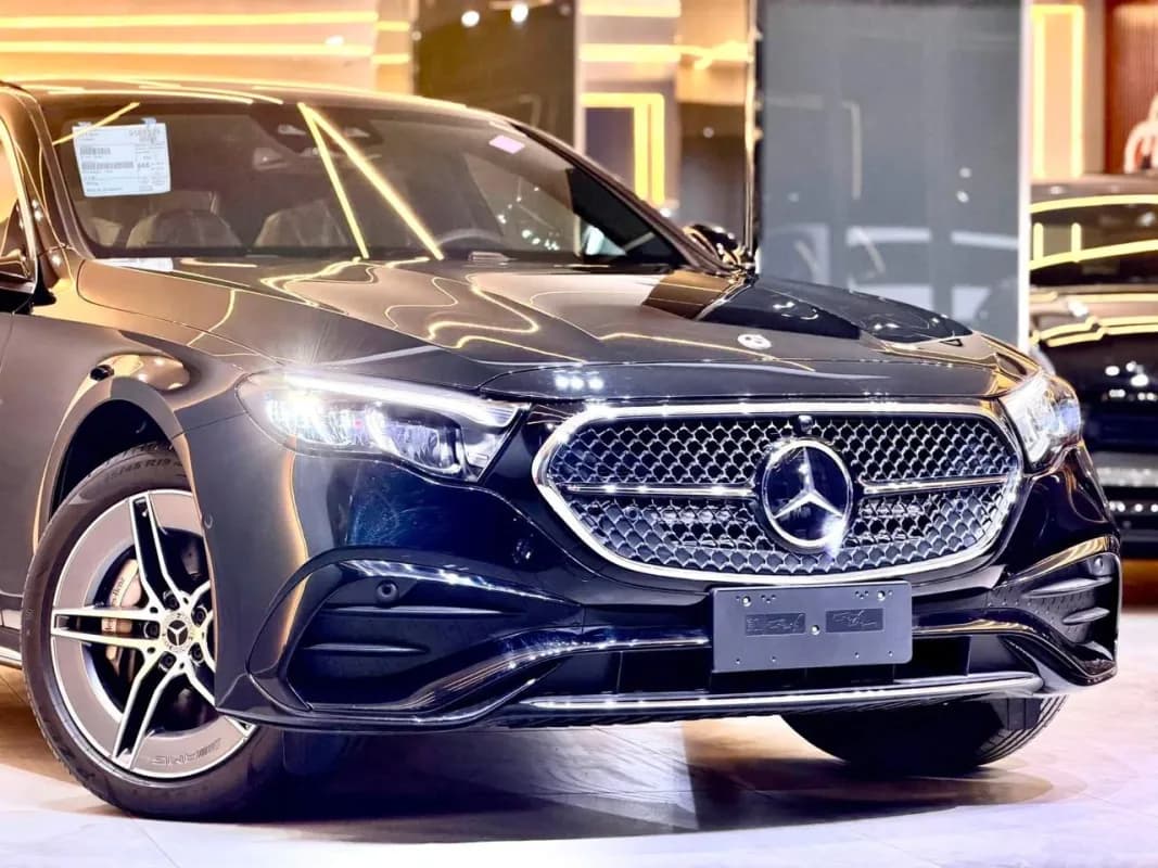 مرسيدس بنز E300 2025 فولي لوديد أسود أوتوماتيك — جديدة