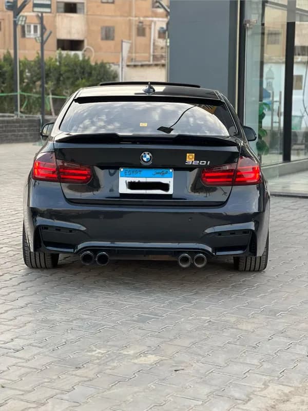 بي ام دبليو 320i 2015 ام سبورت أسود أوتوماتيك — مستعملة