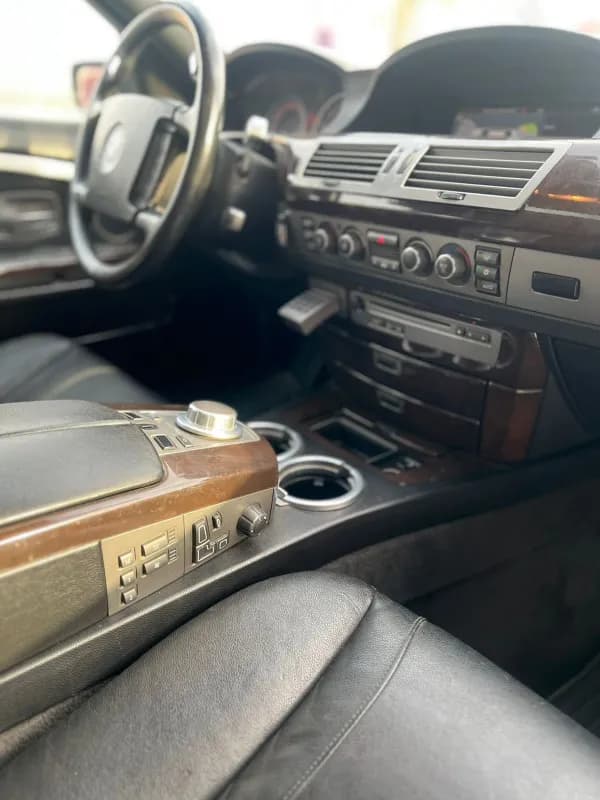 بي ام دبليو 740i 2007 بيور اكسلنس أسود أوتوماتيك — مستعملة