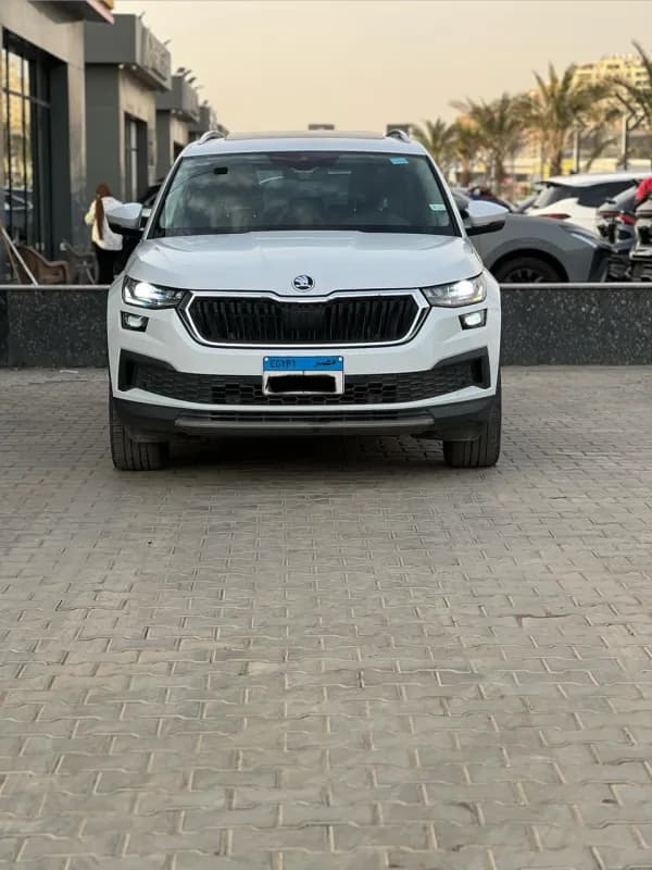 سكودا كودياك 2024 امبشن أبيض أوتوماتيك — مستعملة