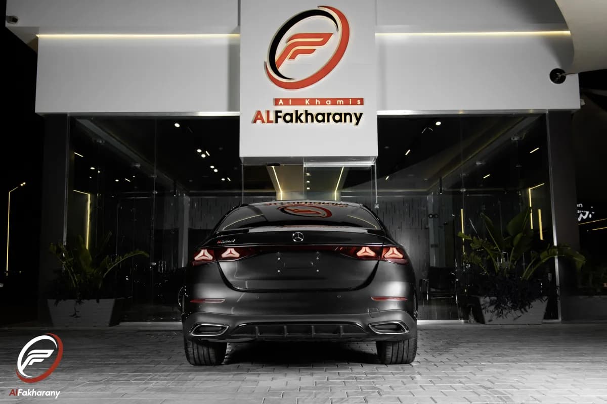 مرسيدس بنز E200 2026 ايه ام جي رمادي إسمنتي قابض مزدوج — جديدة