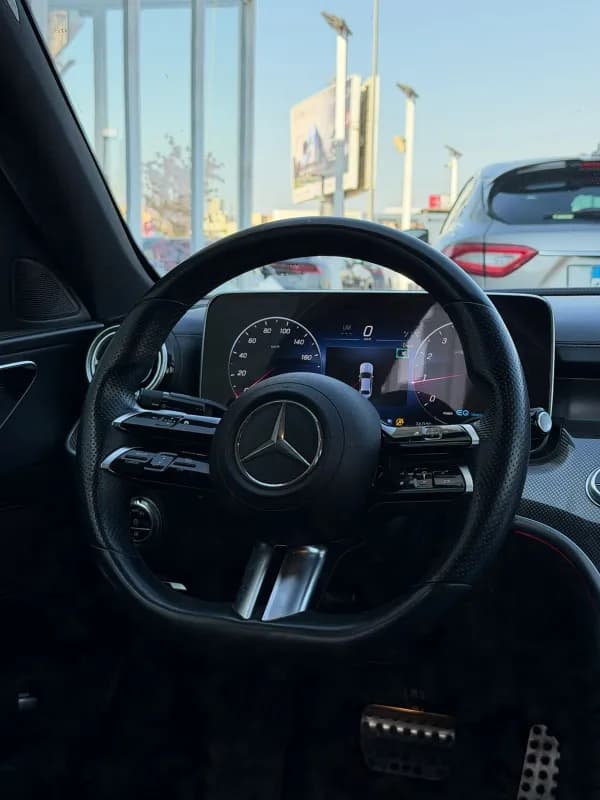 مرسيدس بنز C200 2022 ايه ام جي أبيض أوتوماتيك — مستعملة