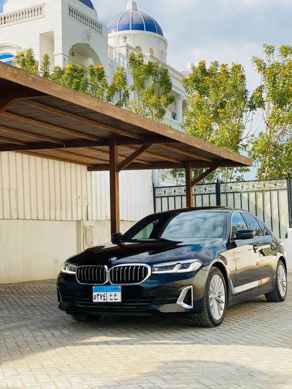 بي ام دبليو 520i 2023 لاكشري أسود أوتوماتيك — مستعملة