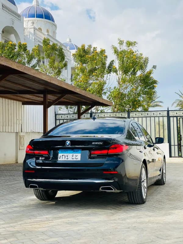 بي ام دبليو 520i 2023 لاكشري أسود أوتوماتيك — مستعملة