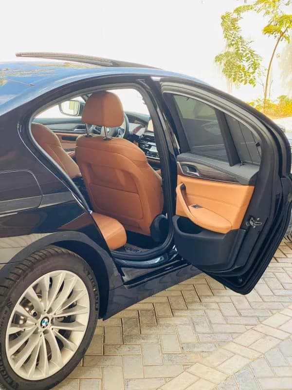 بي ام دبليو 520i 2023 لاكشري أسود أوتوماتيك — مستعملة