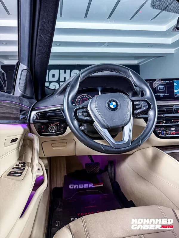 بي ام دبليو 520i 2019 لاكشري رمادي أوتوماتيك — مستعملة