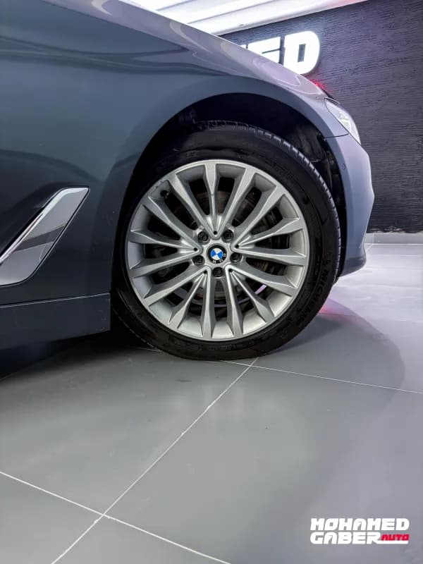 بي ام دبليو 520i 2019 لاكشري رمادي أوتوماتيك — مستعملة