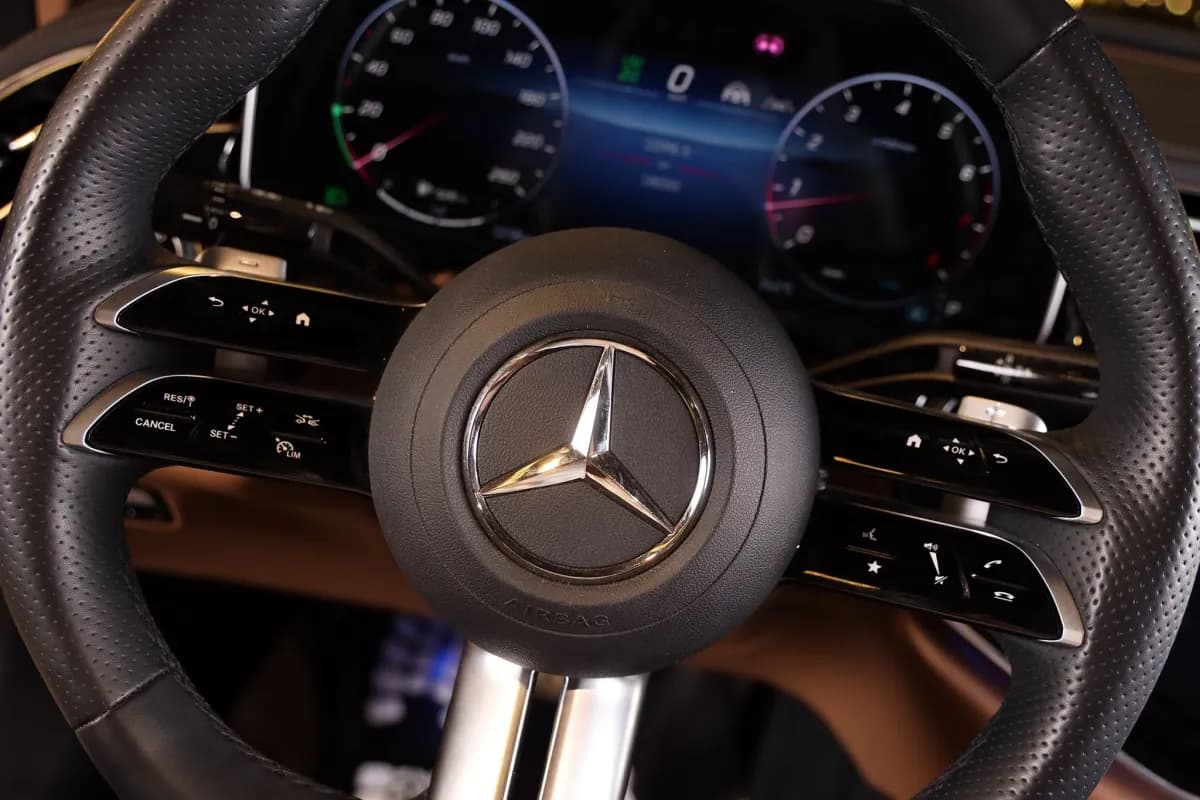 مرسيدس بنز E200 2024 بريميوم بلس رمادي أوتوماتيك — مستعملة