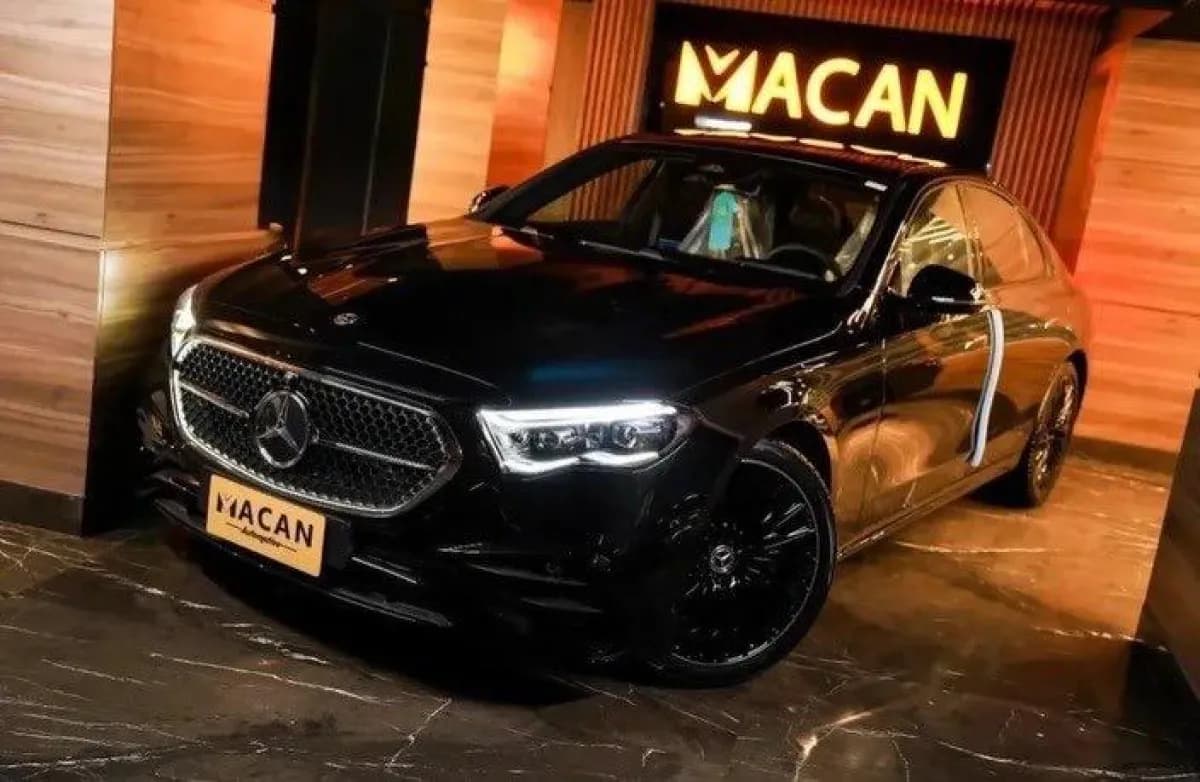 مرسيدس بنز E200 2026 ايه ام جي أسود أوتوماتيك — مستعملة