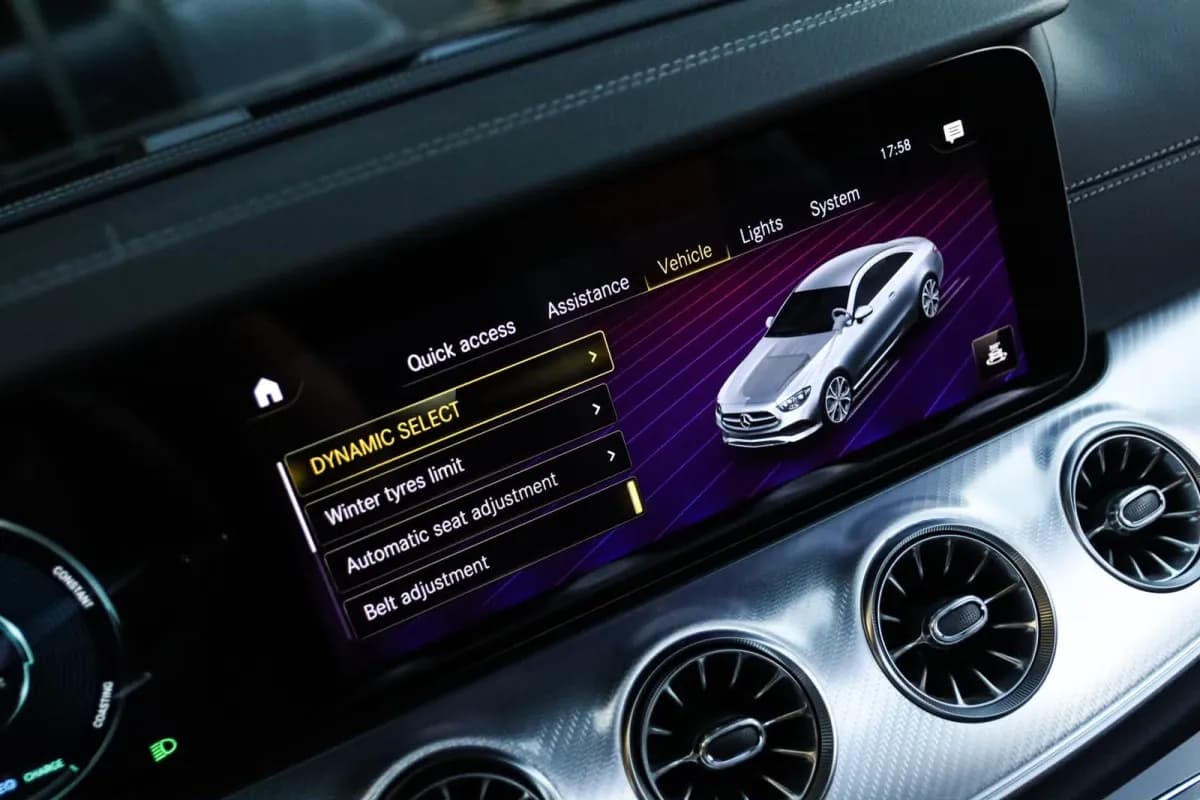 مرسيدس بنز E300 2022 فولي لوديد أسود أوتوماتيك — مستعملة