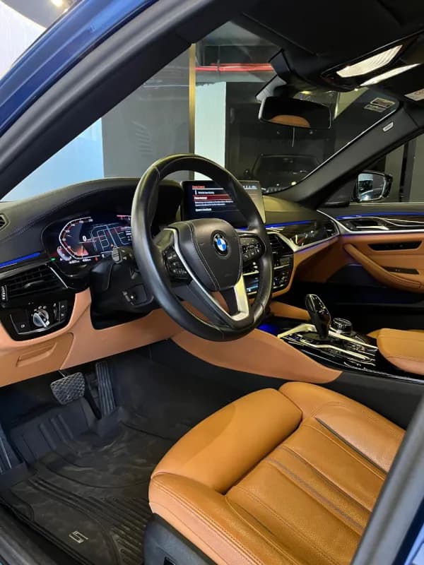 بي ام دبليو 530i 2023 لاكشري أزرق الداكن أوتوماتيك — مستعملة