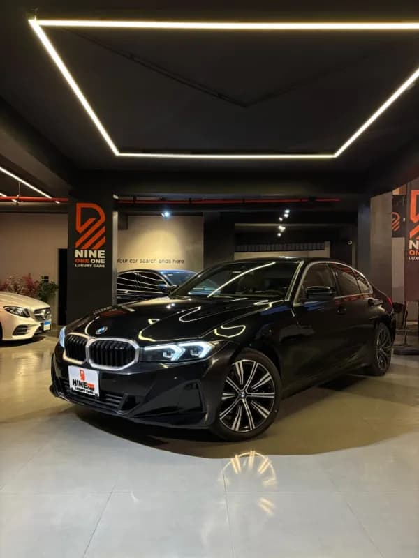 بي ام دبليو 320i 2026 لاكشري أسود أوتوماتيك — مستعملة