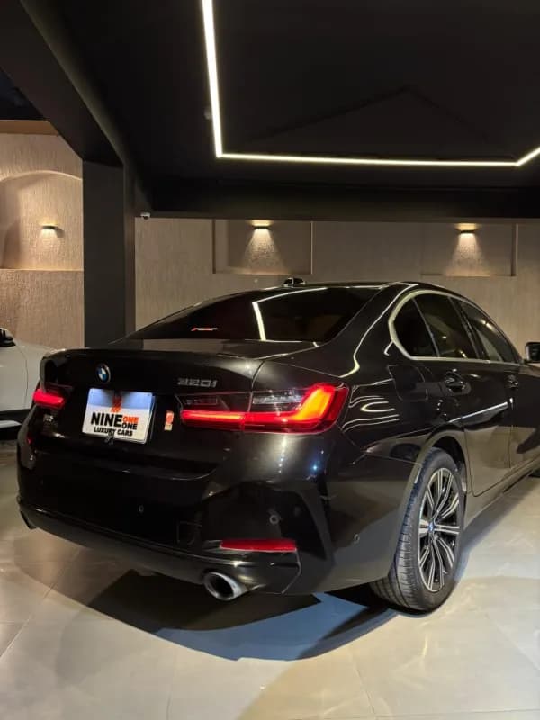 بي ام دبليو 320i 2026 لاكشري أسود أوتوماتيك — مستعملة