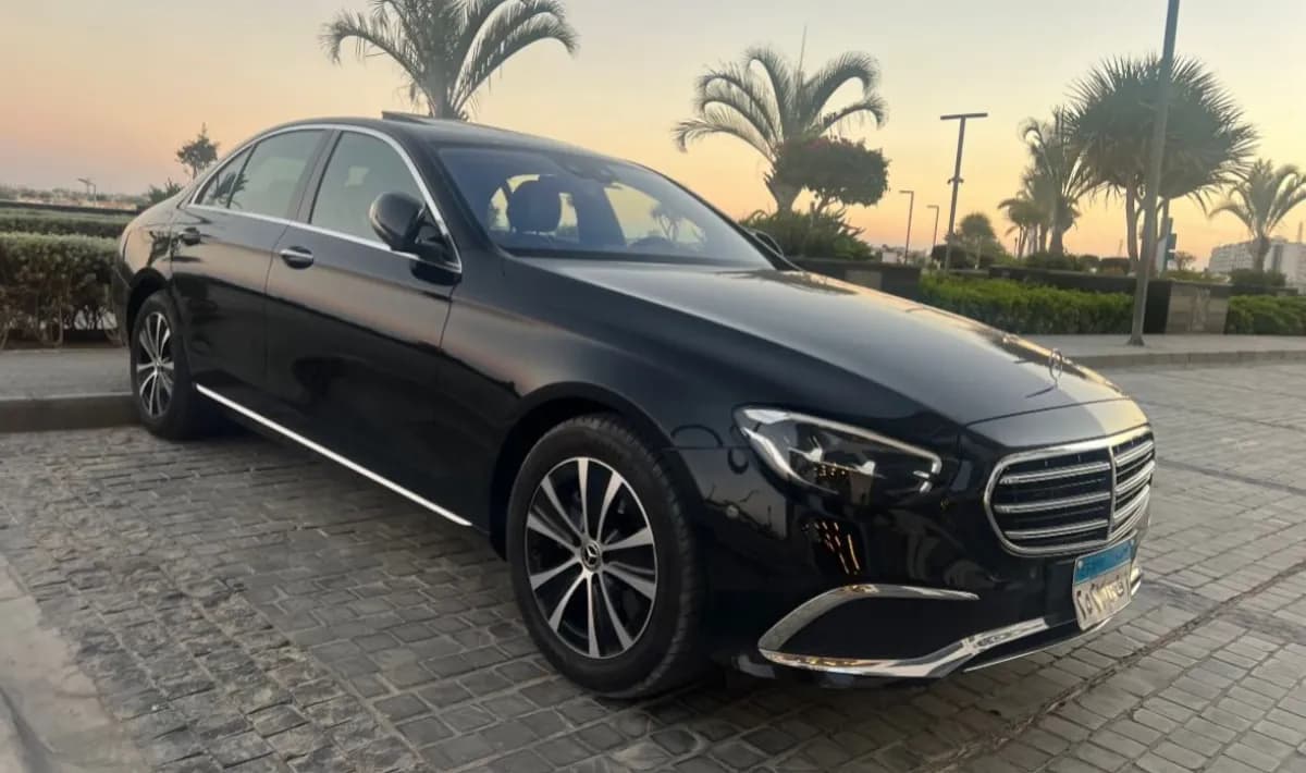 مرسيدس بنز E200 2022 افنجارد أسود أوتوماتيك — مستعملة