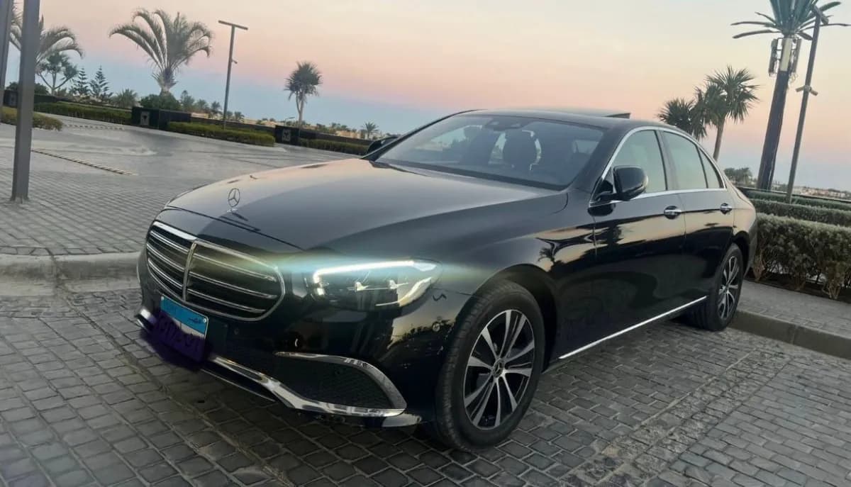 مرسيدس بنز E200 2022 افنجارد أسود أوتوماتيك — مستعملة