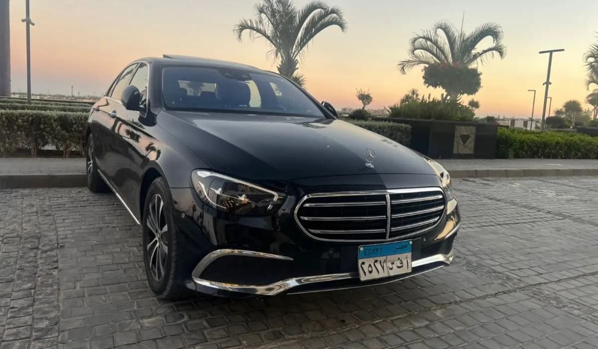 مرسيدس بنز E200 2022 افنجارد أسود أوتوماتيك — مستعملة