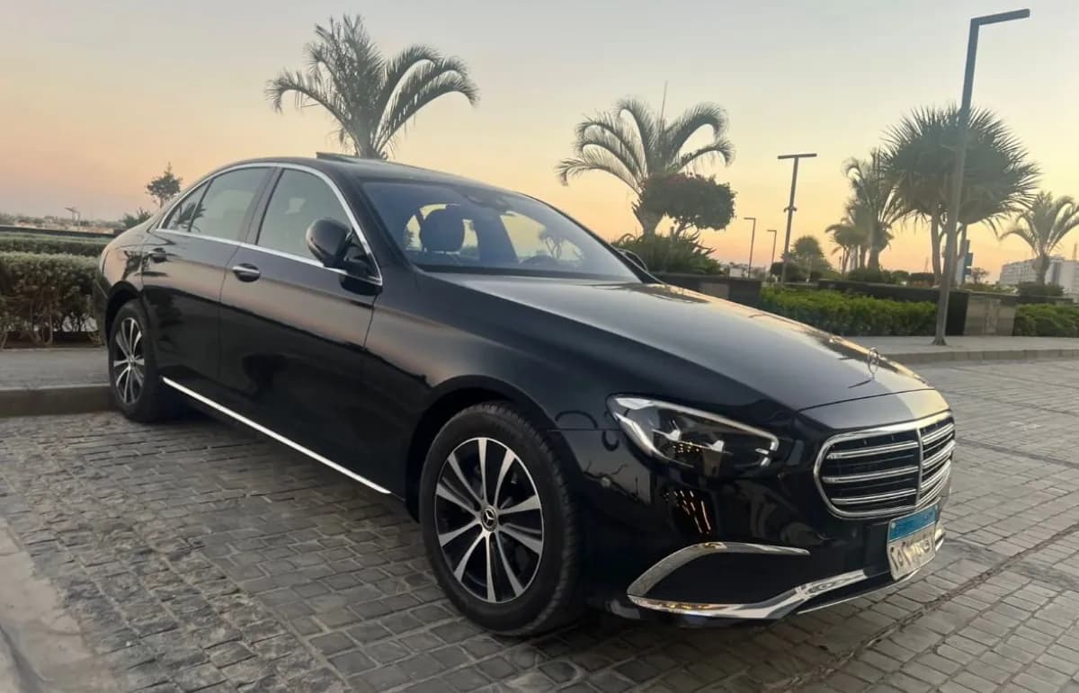 مرسيدس بنز E200 2022 افنجارد أسود أوتوماتيك — مستعملة