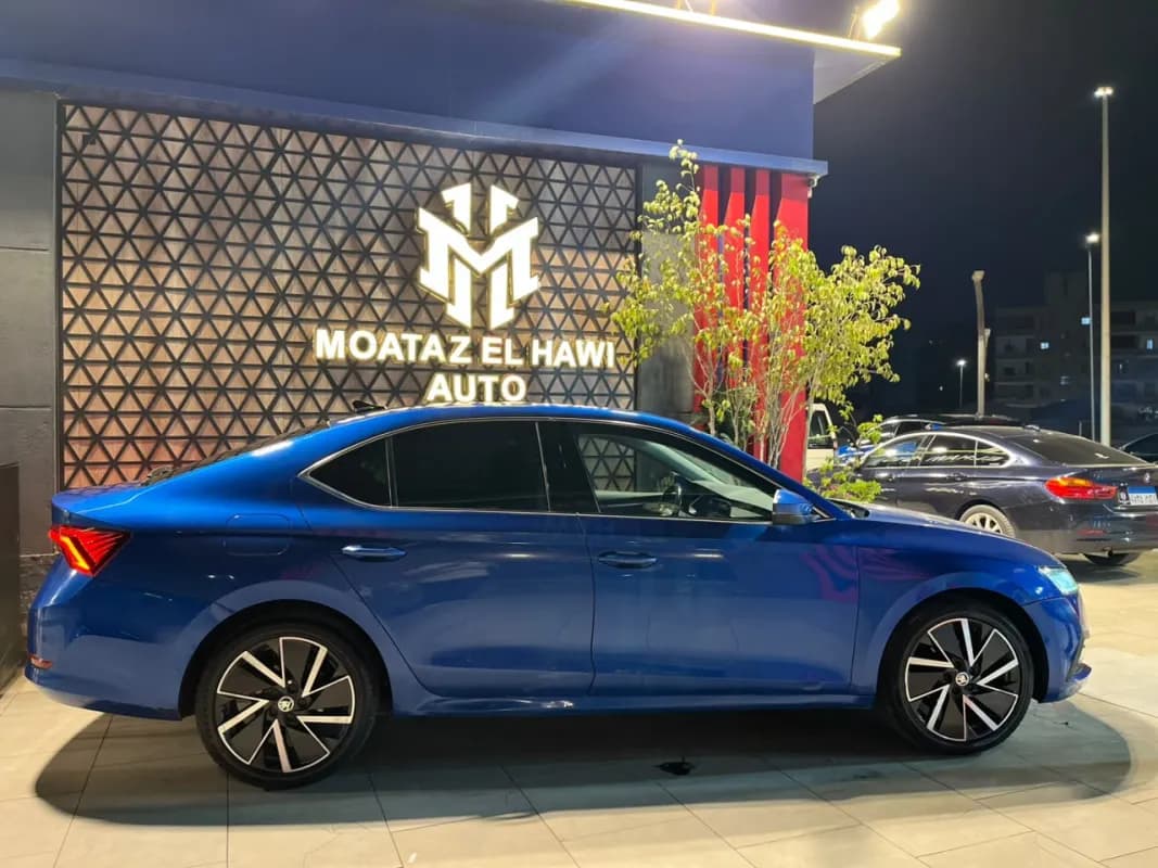 سكودا اوكتافيا A8 2021 ستايل بلس أزرق أوتوماتيك — مستعملة