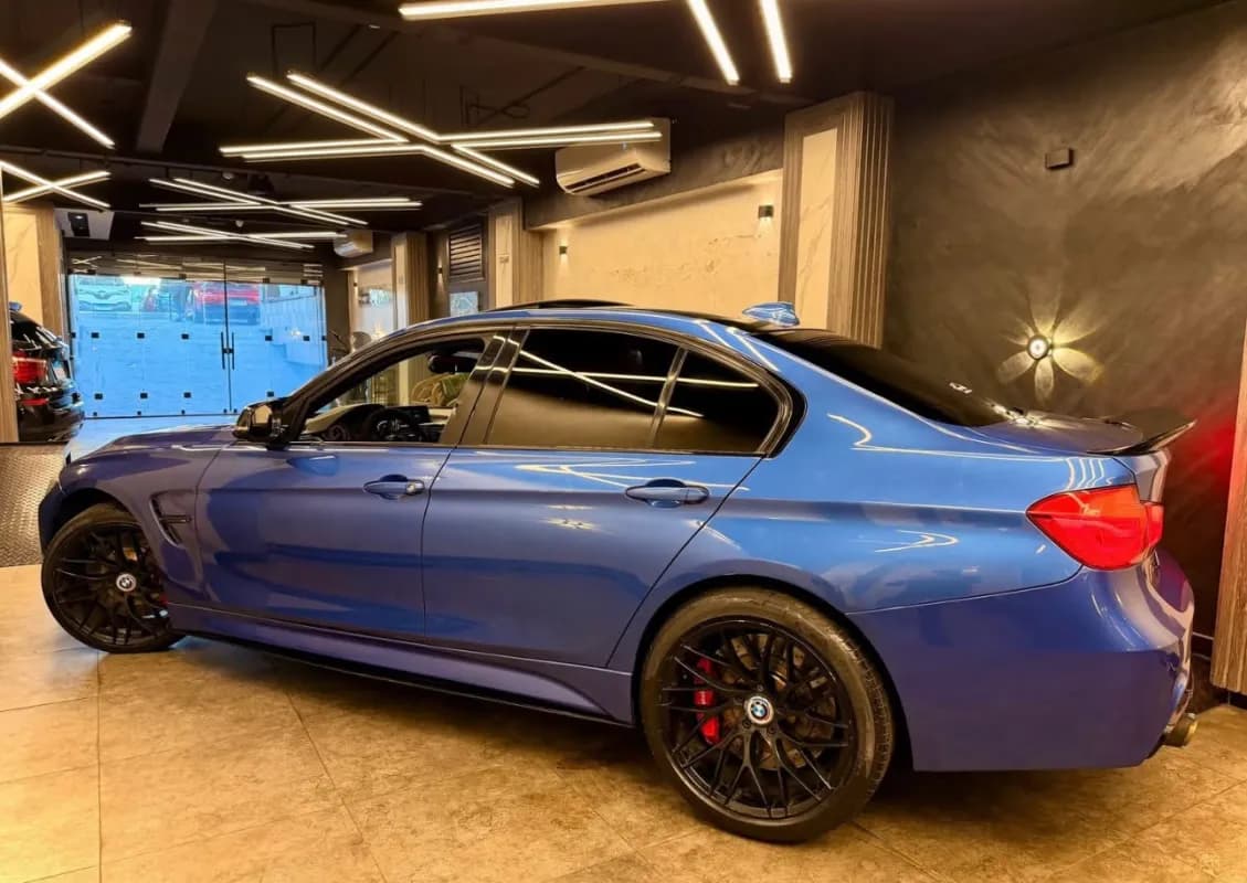 بي ام دبليو 320i 2018 ام سبورت أزرق أوتوماتيك — مستعملة