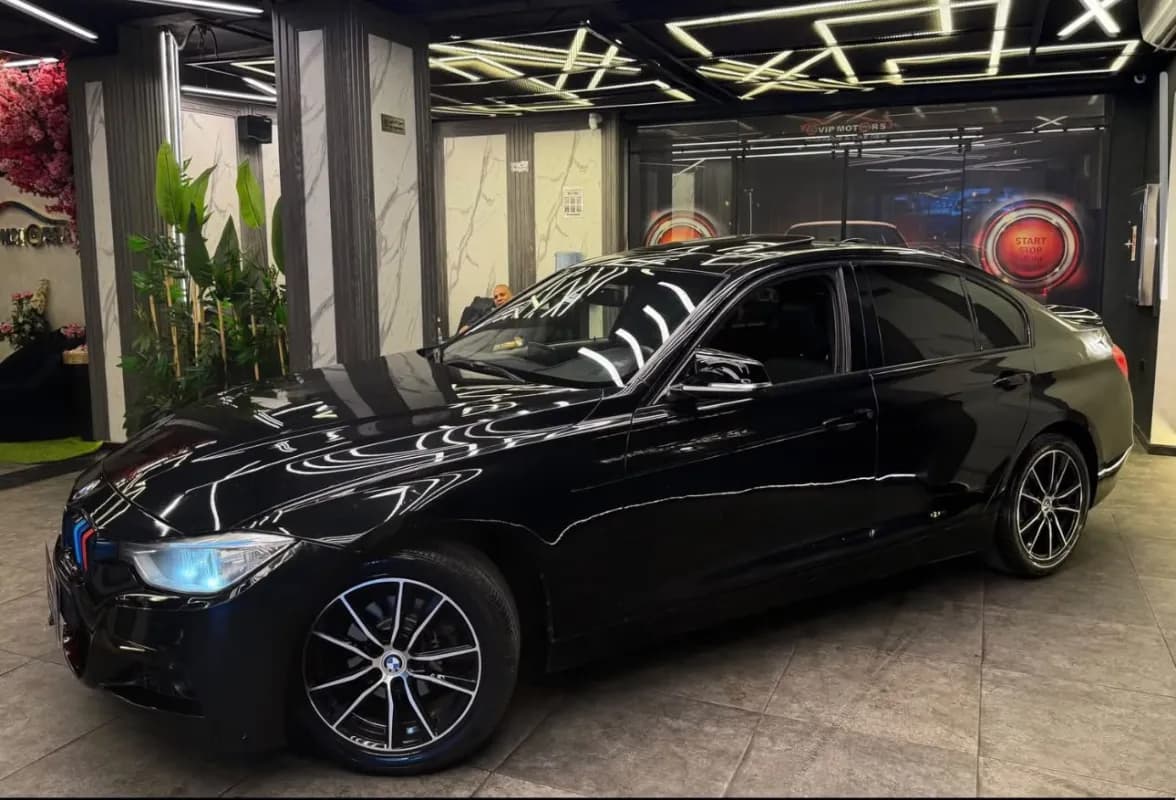 بي ام دبليو 320i 2013 لاكشري أسود أوتوماتيك — مستعملة