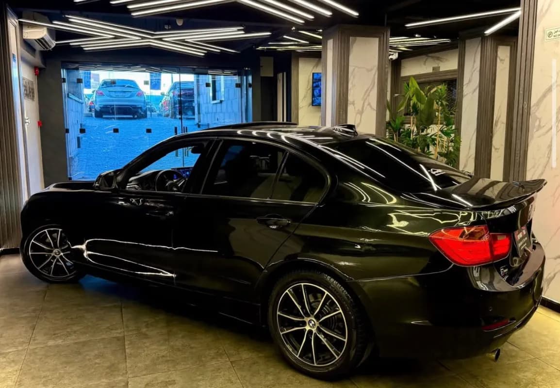 بي ام دبليو 320i 2013 لاكشري أسود أوتوماتيك — مستعملة