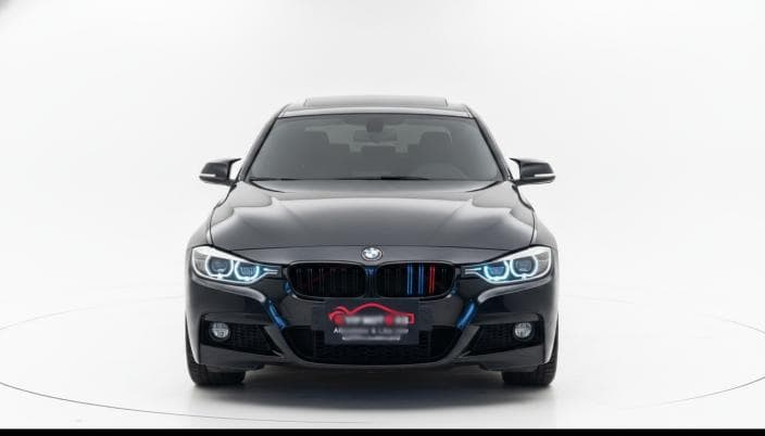 بي ام دبليو 320i 2013 لاكشري أسود أوتوماتيك — مستعملة