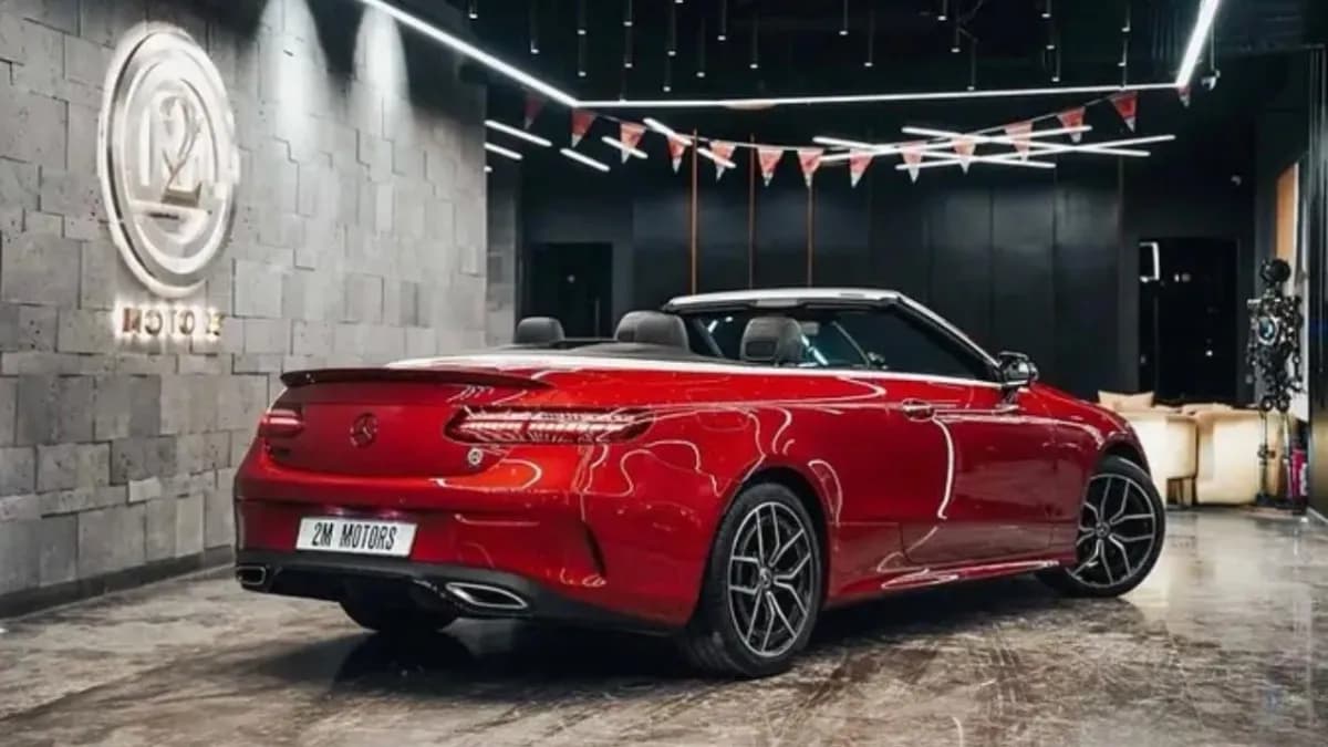 مرسيدس بنز E200 2023 ايه ام جي أحمر أوتوماتيك — مستعملة