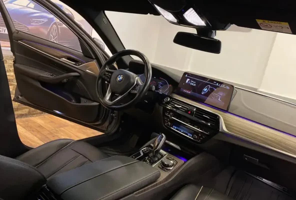 بي ام دبليو 520i 2021 لاكشري رمادي أوتوماتيك — مستعملة
