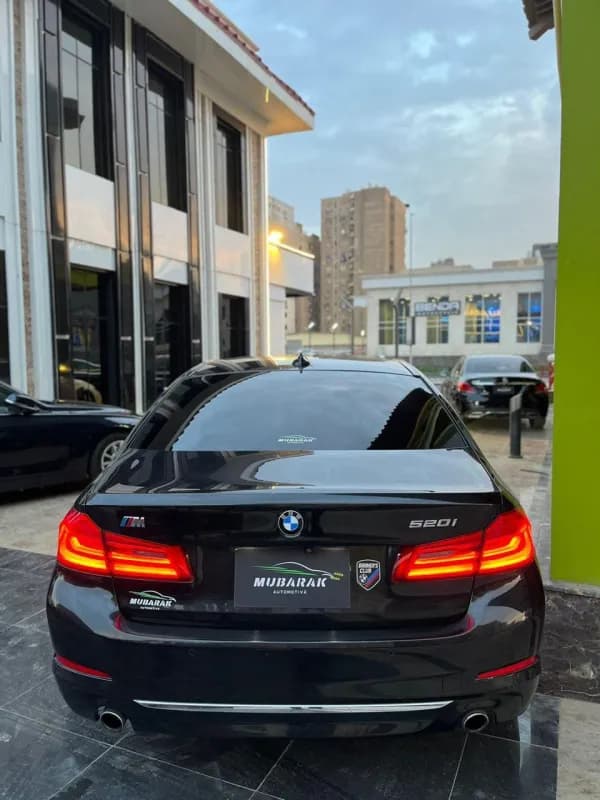 بي ام دبليو 520i 2018 لاكشري أسود أوتوماتيك — مستعملة