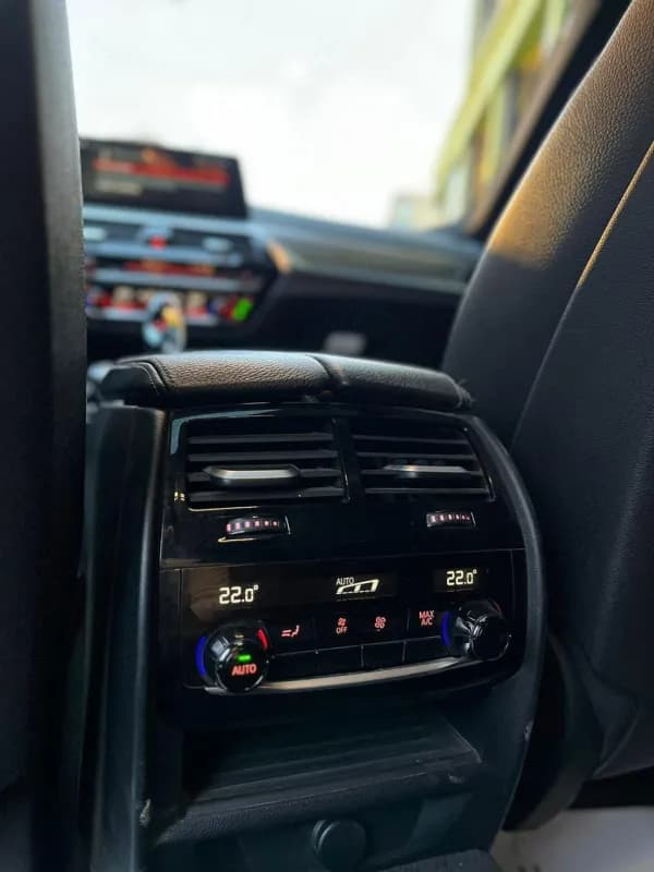 بي ام دبليو 520i 2018 لاكشري أسود أوتوماتيك — مستعملة