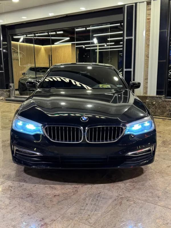 بي ام دبليو 520i 2018 لاكشري أسود أوتوماتيك — مستعملة