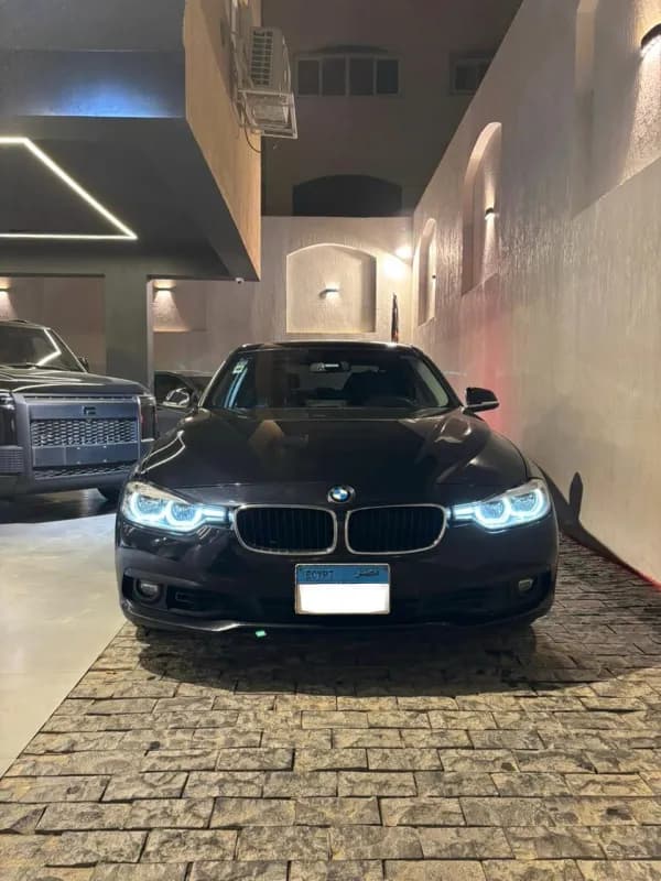 بي ام دبليو 318i 2018 لاكشري أسود أوتوماتيك — مستعملة