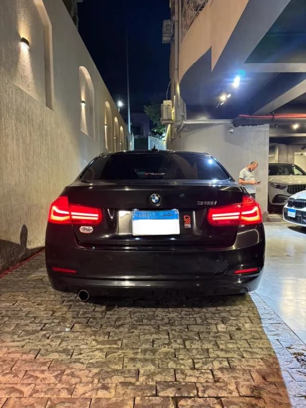 بي ام دبليو 318i 2018 لاكشري أسود أوتوماتيك — مستعملة