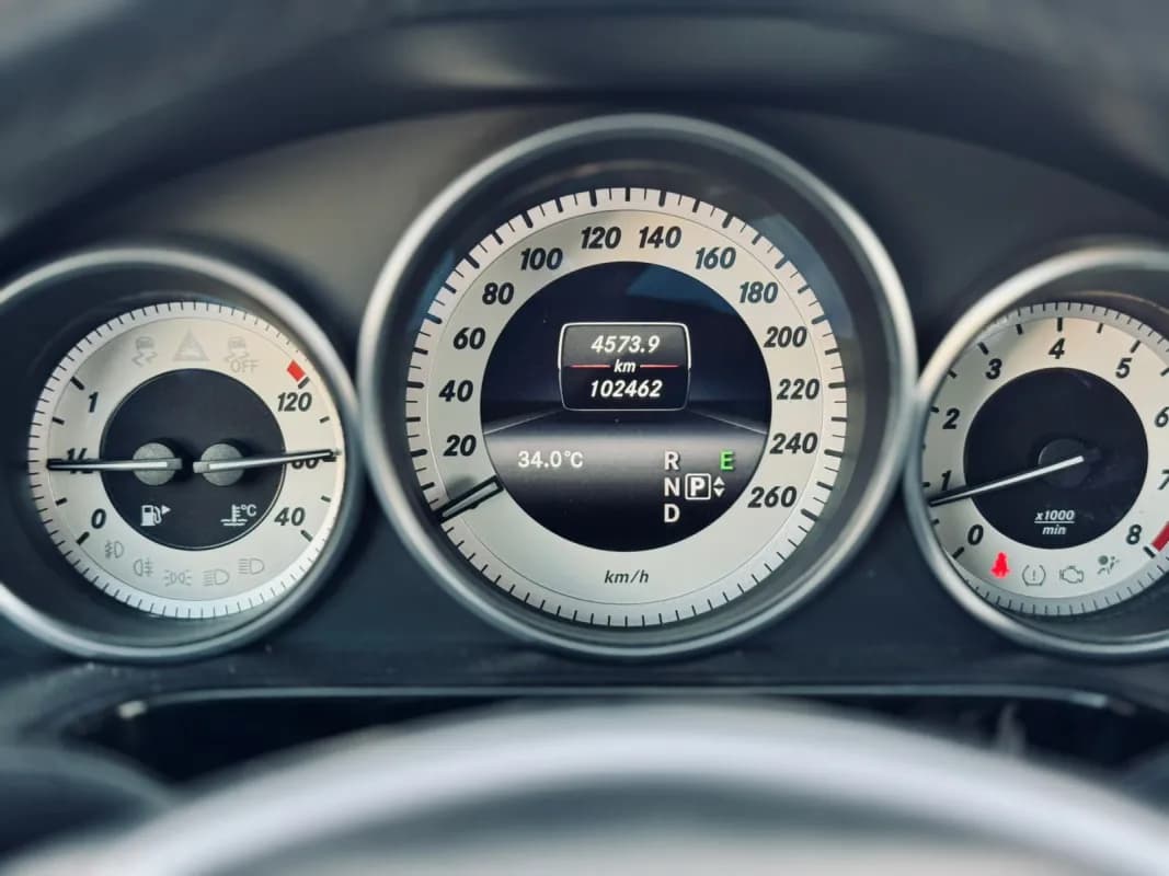 مرسيدس بنز E200 2014 افنجارد أبيض أوتوماتيك — مستعملة