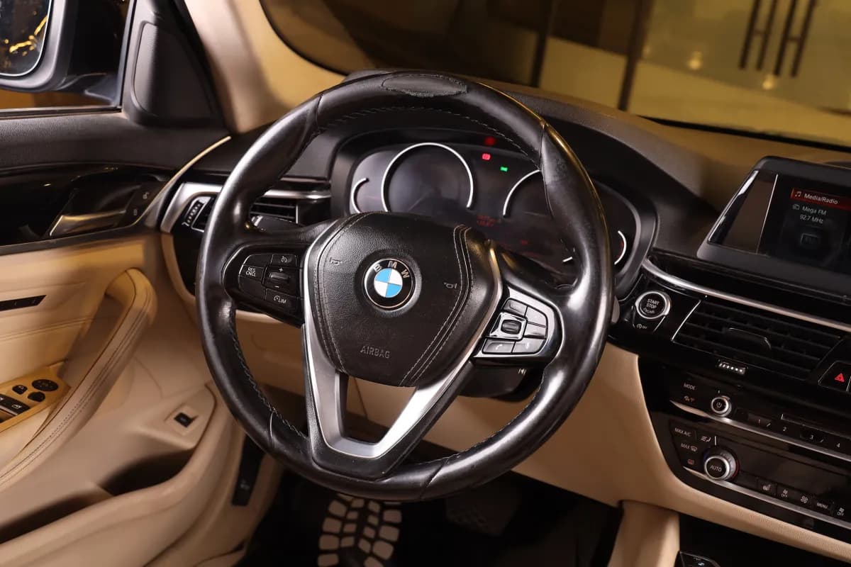 بي ام دبليو 520i 2019 لاكشري أسود أوتوماتيك — مستعملة